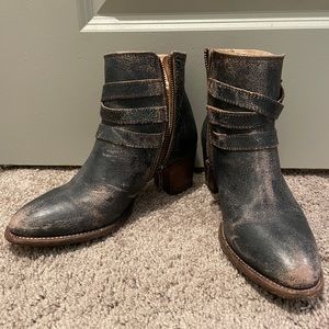 Charcoal Bed Stu boots size 8